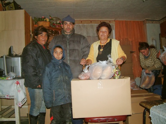 Food packets for Roma families