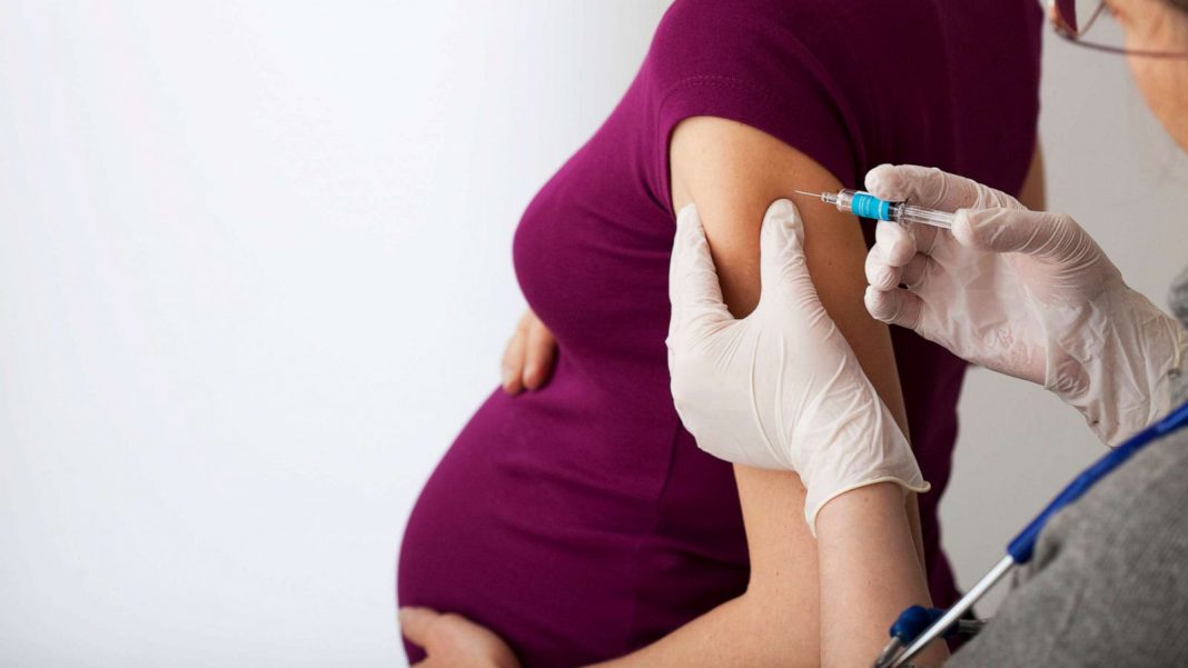 Tính an toàn của vắc-xin COVID-19 trên phụ nữ mang thai và nuôi con bằng sữa mẹ